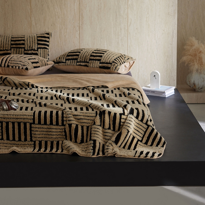 91家纺网 家纺一手货源 找家纺 （总）宜代光年 2025新款云貂绒色织提花双层毯-场景一