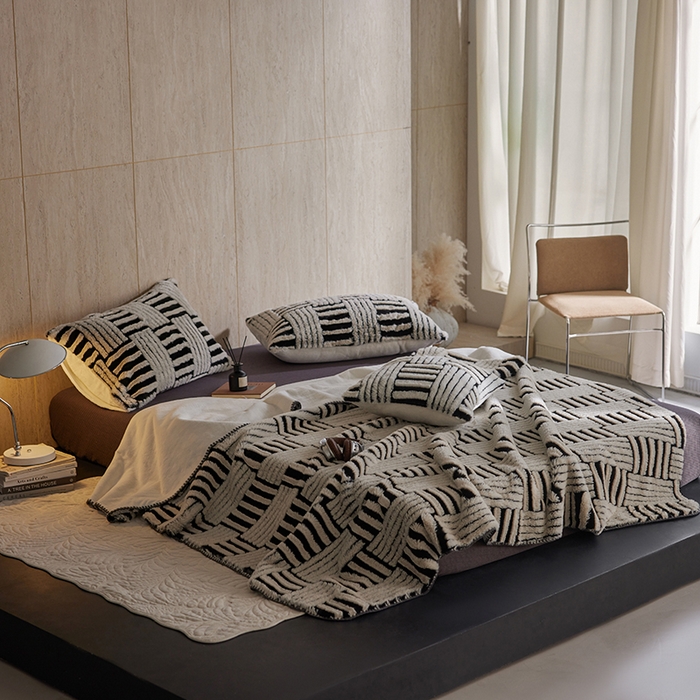 91家纺网 家纺一手货源 找家纺 宜代光年 2025新款云貂绒色织提花双层毯-场景一 素影织梦-白