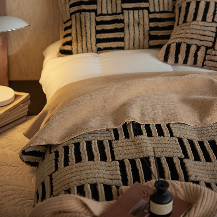 91家纺网 家纺一手货源 找家纺 宜代光年 2025新款云貂绒色织提花双层毯-场景一 素影织梦-咖