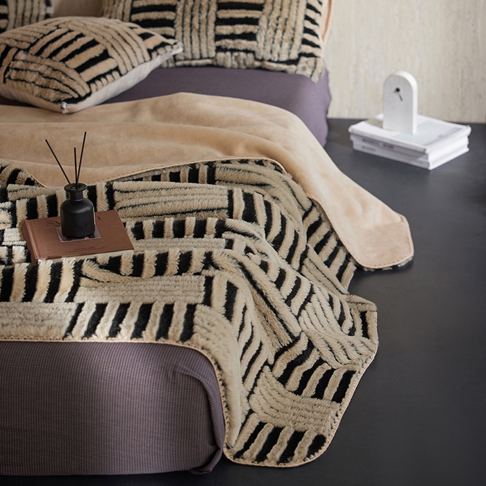 91家纺网 家纺一手货源 找家纺 宜代光年 2025新款云貂绒色织提花双层毯-场景一 素影织梦-咖