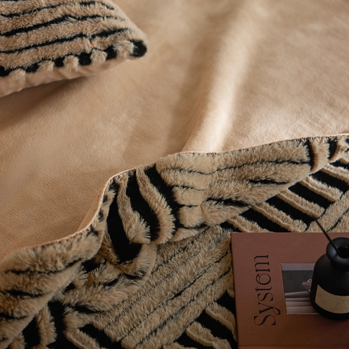 91家纺网 家纺一手货源 找家纺 宜代光年 2025新款云貂绒色织提花双层毯-场景一 素影织梦-咖