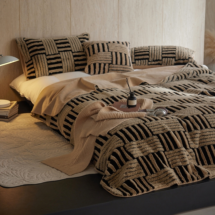 91家纺网 家纺一手货源 找家纺 宜代光年 2025新款云貂绒色织提花双层毯-场景一 素影织梦-咖