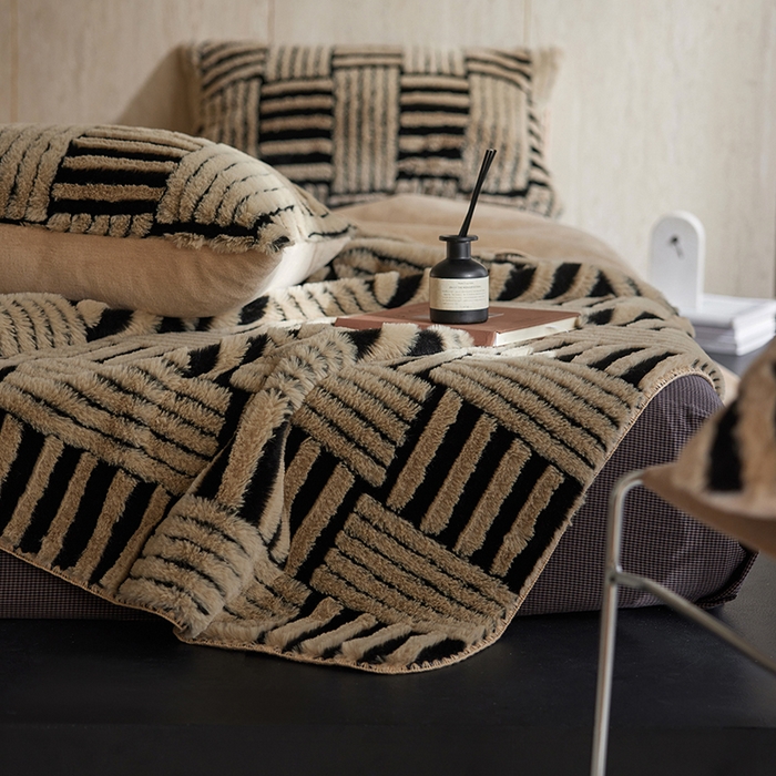 91家纺网 家纺一手货源 找家纺 宜代光年 2025新款云貂绒色织提花双层毯-场景一 素影织梦-咖