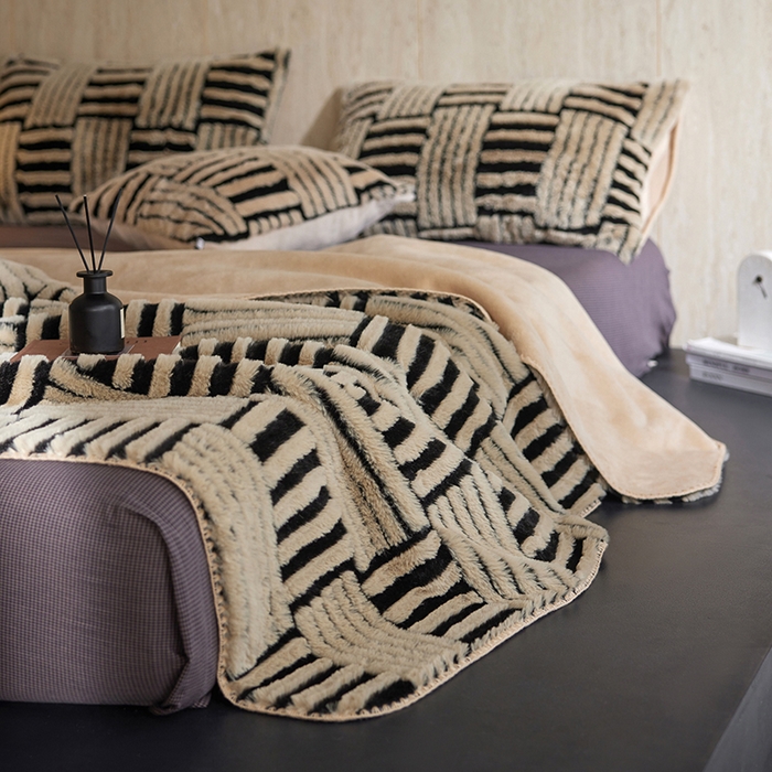 91家纺网 家纺一手货源 找家纺 宜代光年 2025新款云貂绒色织提花双层毯-场景一 素影织梦-咖