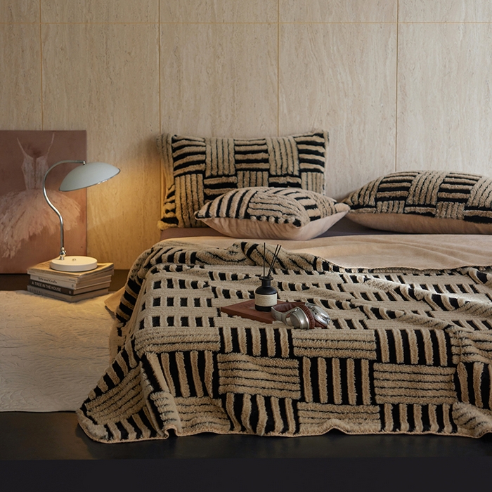 91家纺网 家纺一手货源 找家纺 宜代光年 2025新款云貂绒色织提花双层毯-场景一 素影织梦-咖