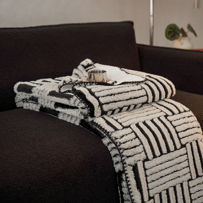 91家纺网 家纺一手货源 找家纺 （总）宜代光年 2025新款云貂绒色织提花双层毯-场景二