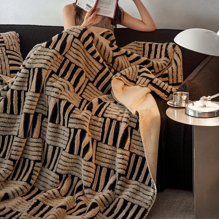 91家纺网 家纺一手货源 找家纺 （总）宜代光年 2025新款云貂绒色织提花双层毯-场景二