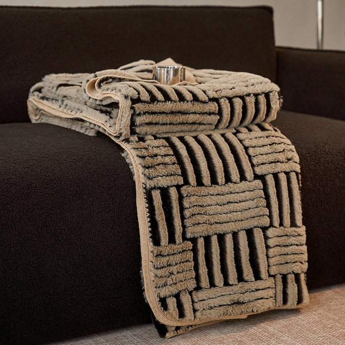 91家纺网 家纺一手货源 找家纺 宜代光年 2025新款云貂绒色织提花双层毯-场景二 素影织梦-咖