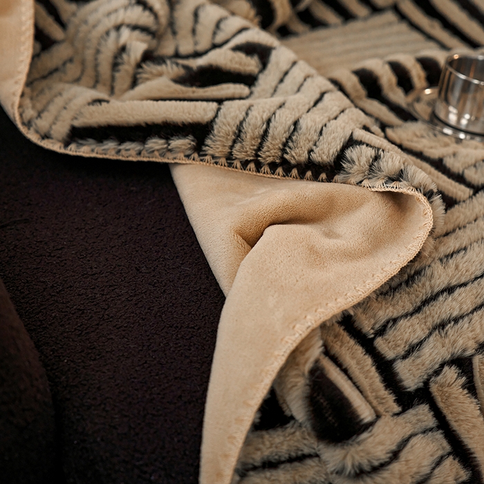 91家纺网 家纺一手货源 找家纺 宜代光年 2025新款云貂绒色织提花双层毯-场景二 素影织梦-咖