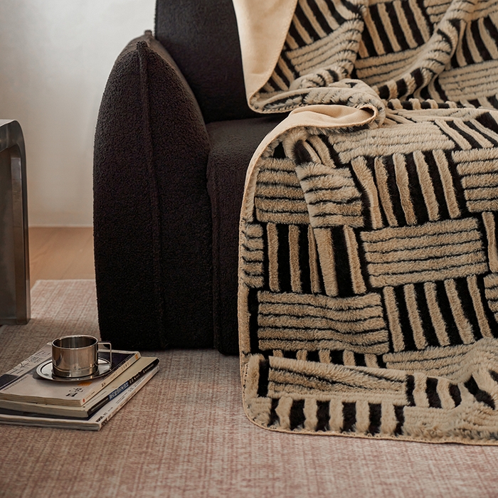 91家纺网 家纺一手货源 找家纺 宜代光年 2025新款云貂绒色织提花双层毯-场景二 素影织梦-咖