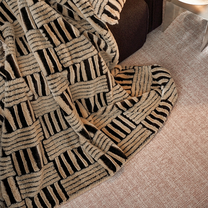 91家纺网 家纺一手货源 找家纺 宜代光年 2025新款云貂绒色织提花双层毯-场景二 素影织梦-咖