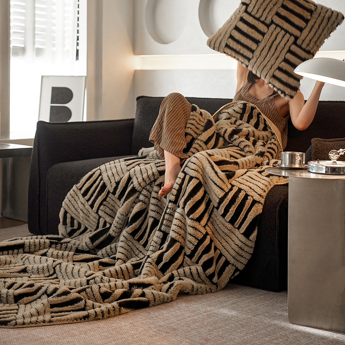 91家纺网 家纺一手货源 找家纺 宜代光年 2025新款云貂绒色织提花双层毯-场景二 素影织梦-咖