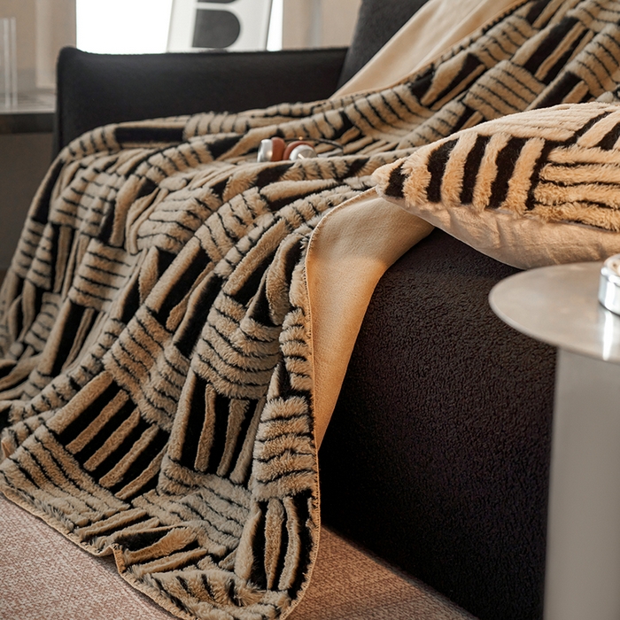 91家纺网 家纺一手货源 找家纺 宜代光年 2025新款云貂绒色织提花双层毯-场景二 素影织梦-咖