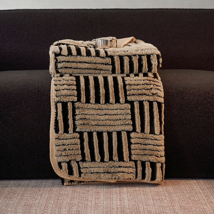 91家纺网 家纺一手货源 找家纺 宜代光年 2025新款云貂绒色织提花双层毯-场景二 素影织梦-咖