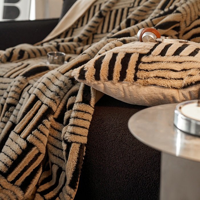 91家纺网 家纺一手货源 找家纺 宜代光年 2025新款云貂绒色织提花双层毯-场景二 素影织梦-咖