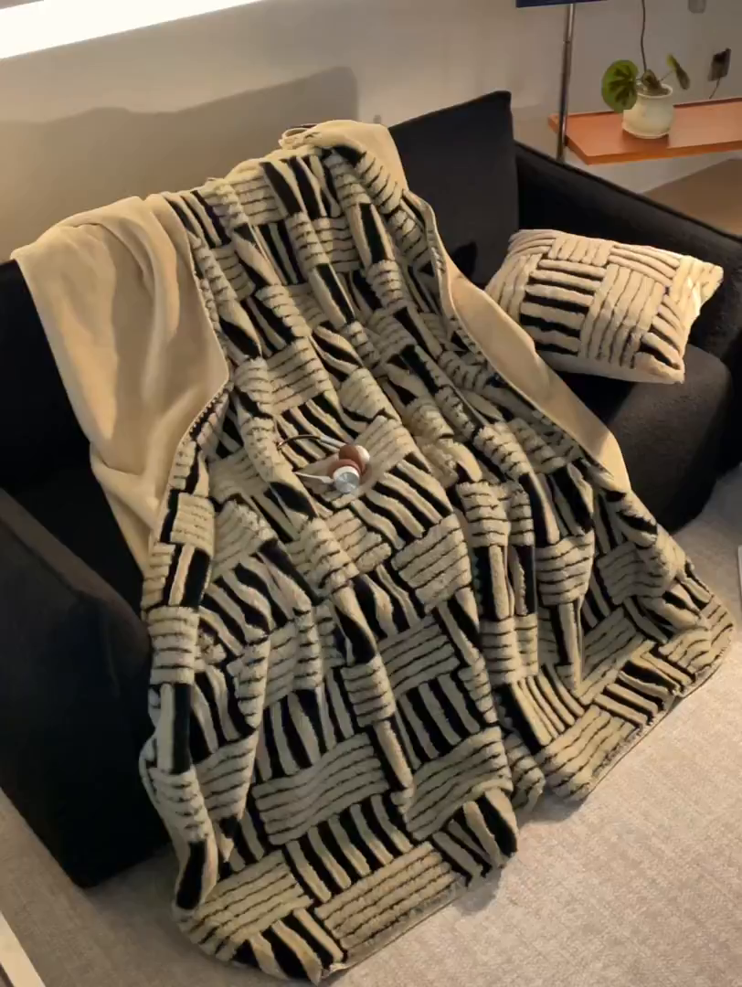 91家纺网 家纺一手货源 找家纺 （总）宜代光年 2025新款云貂绒色织提花双层毯-场景二