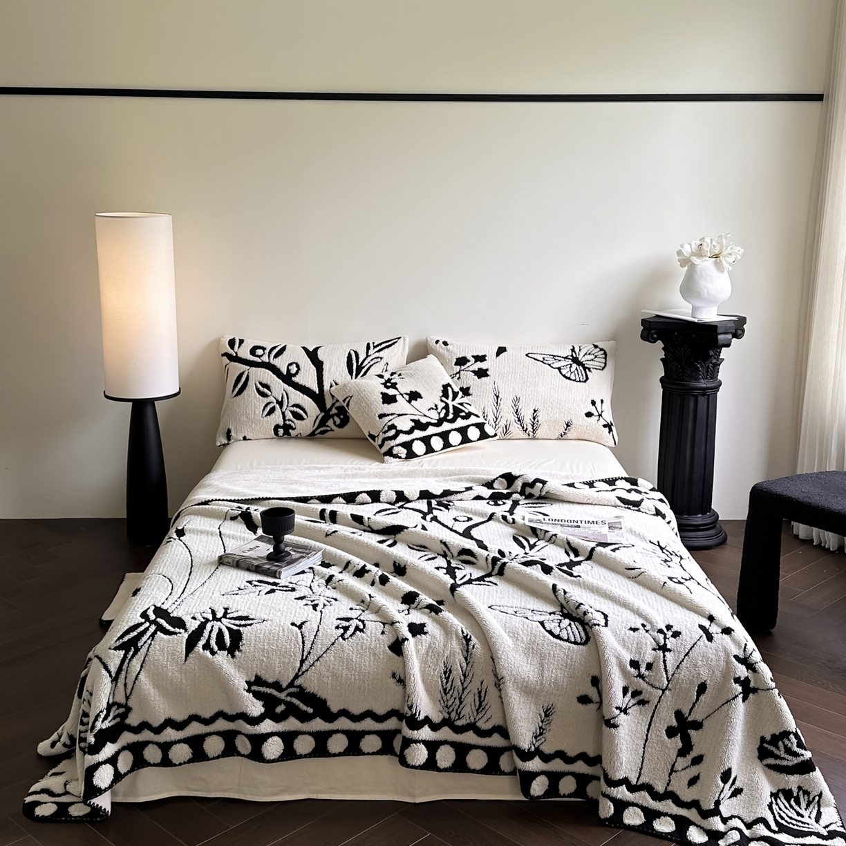 91家纺网 家纺一手货源 找家纺 宜代光年 2025新款阳离子大提花复合绒毯子毛毯 草木蝶影