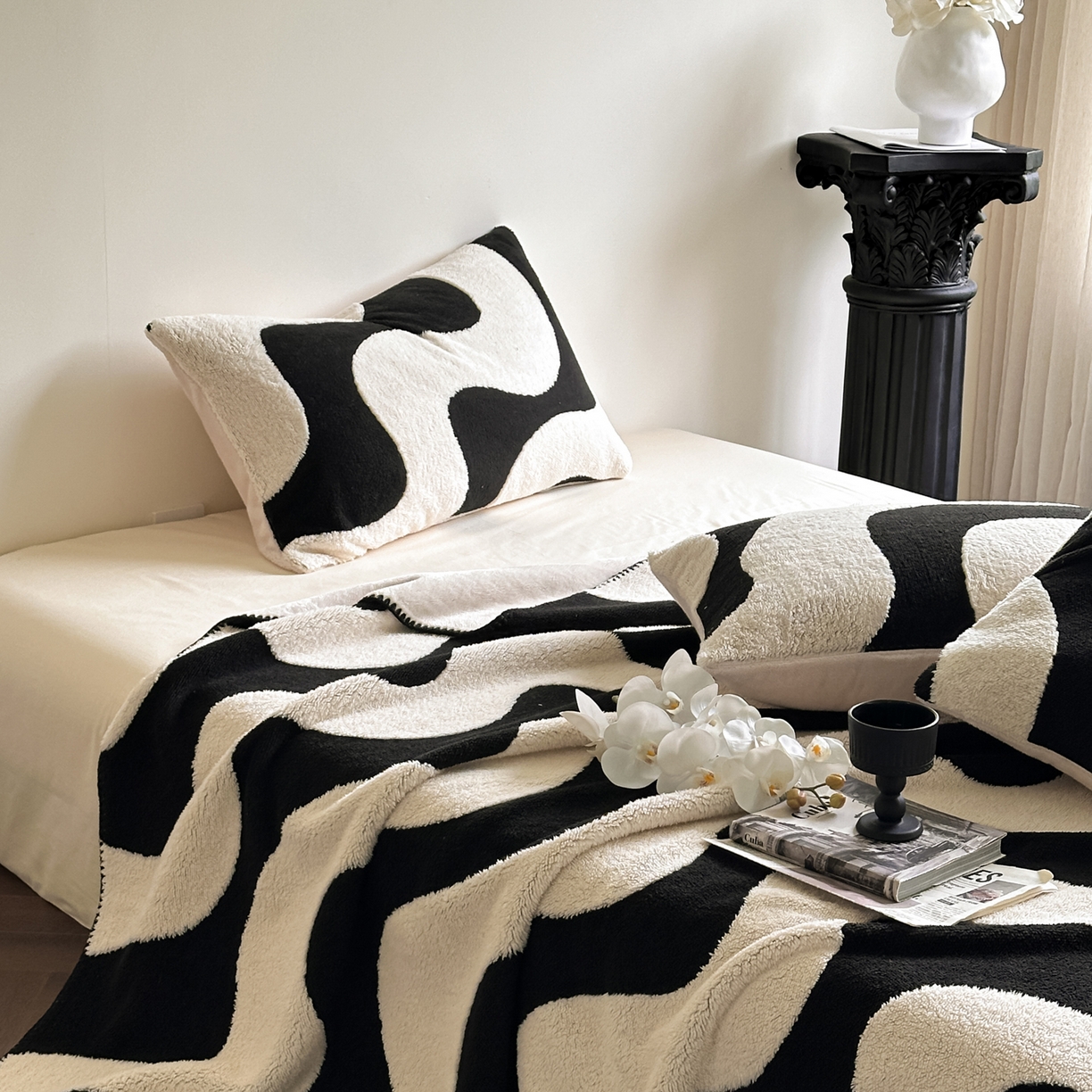 91家纺网 家纺一手货源 找家纺 宜代光年 2025新款阳离子大提花复合绒毯子毛毯 黑白律动