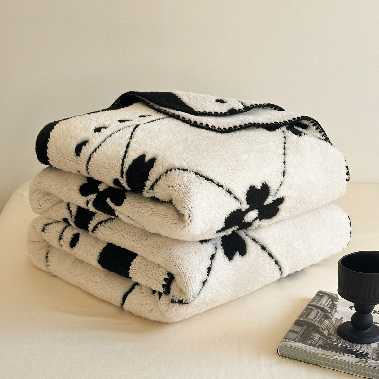 91家纺网 家纺一手货源 找家纺 宜代光年 2025新款阳离子大提花复合绒毯子毛毯 菱花雅韵