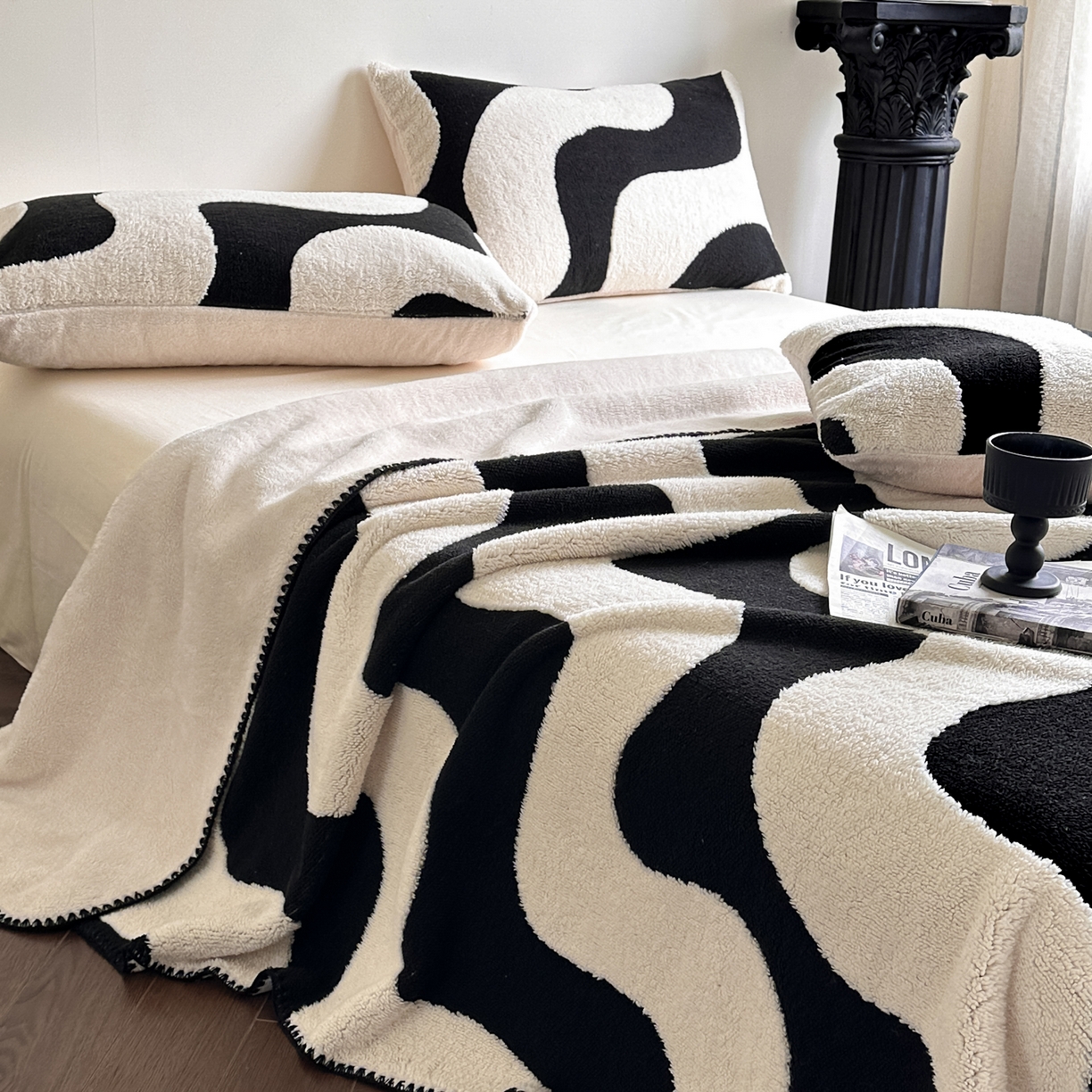 宜代光年 2025新款阳离子大提花复合绒毯子毛毯 黑白律动