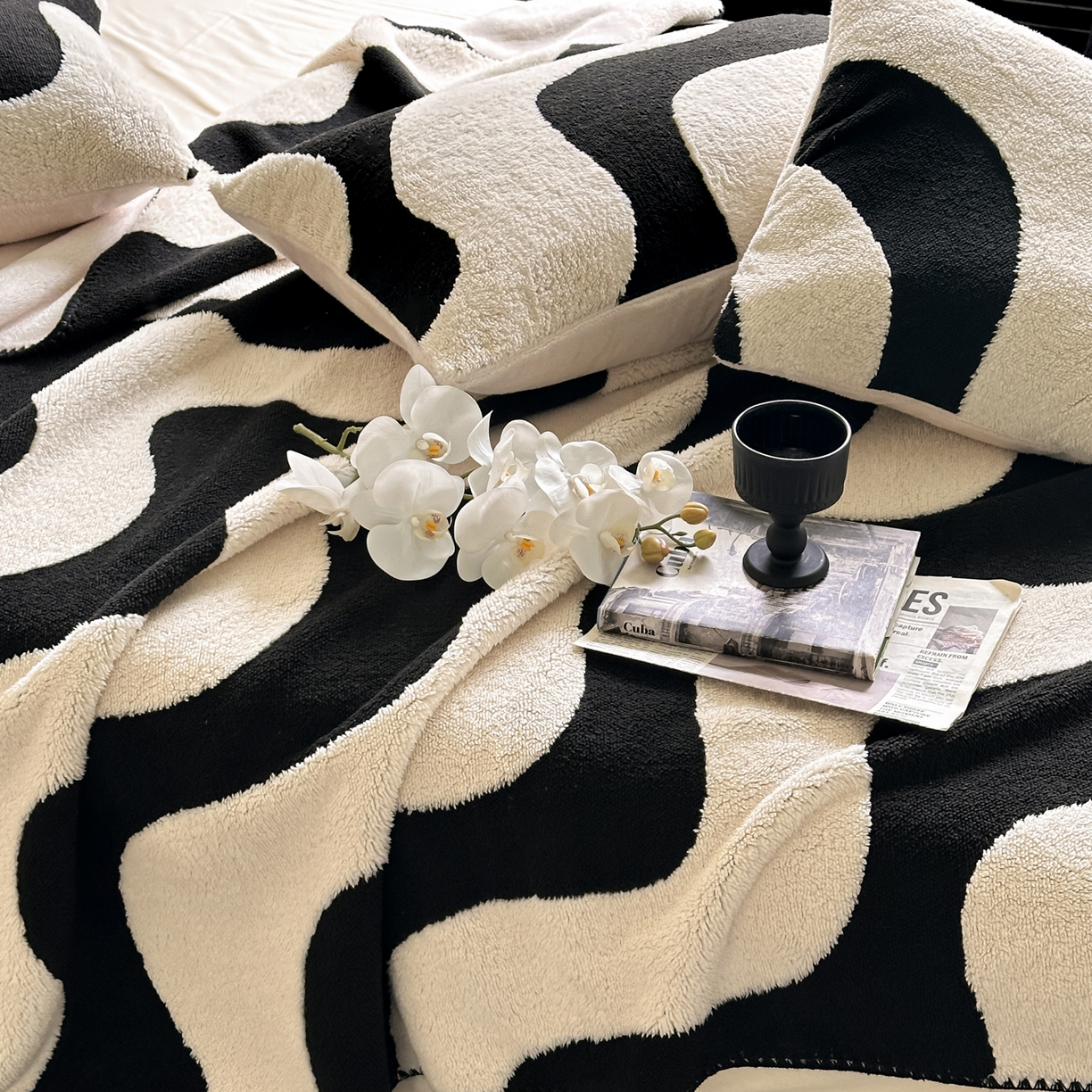 91家纺网 家纺一手货源 找家纺 宜代光年 2025新款阳离子大提花复合绒毯子毛毯 黑白律动