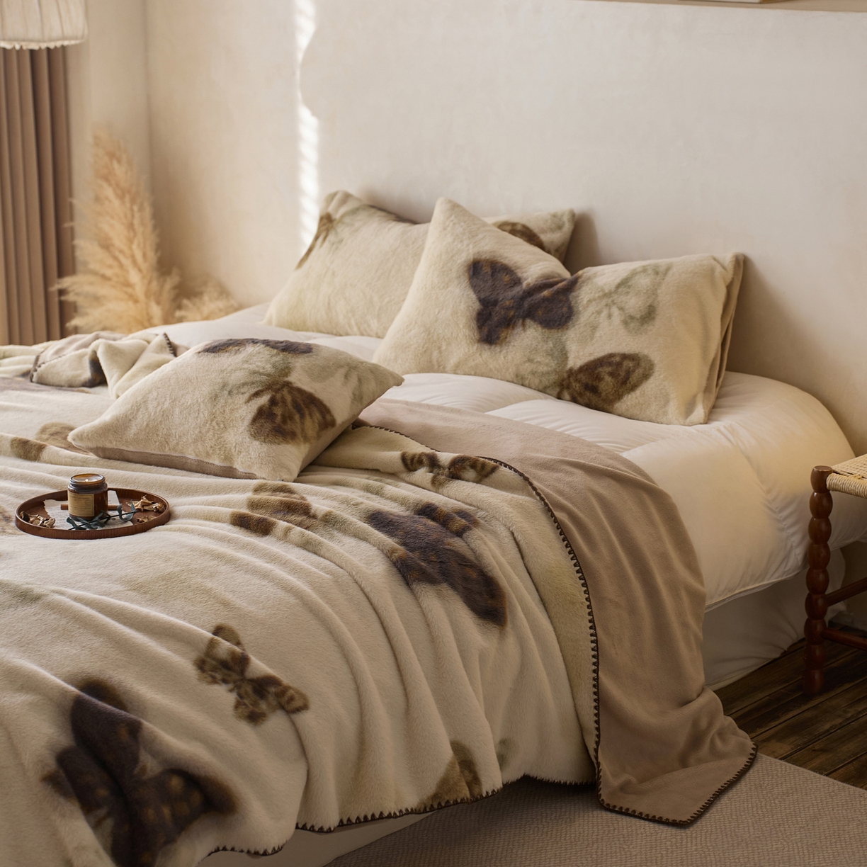 91家纺网 家纺一手货源 找家纺 宜代光年 2025新款小米貂印花复合绒毯毯子-系列一 绒毯-蝶语