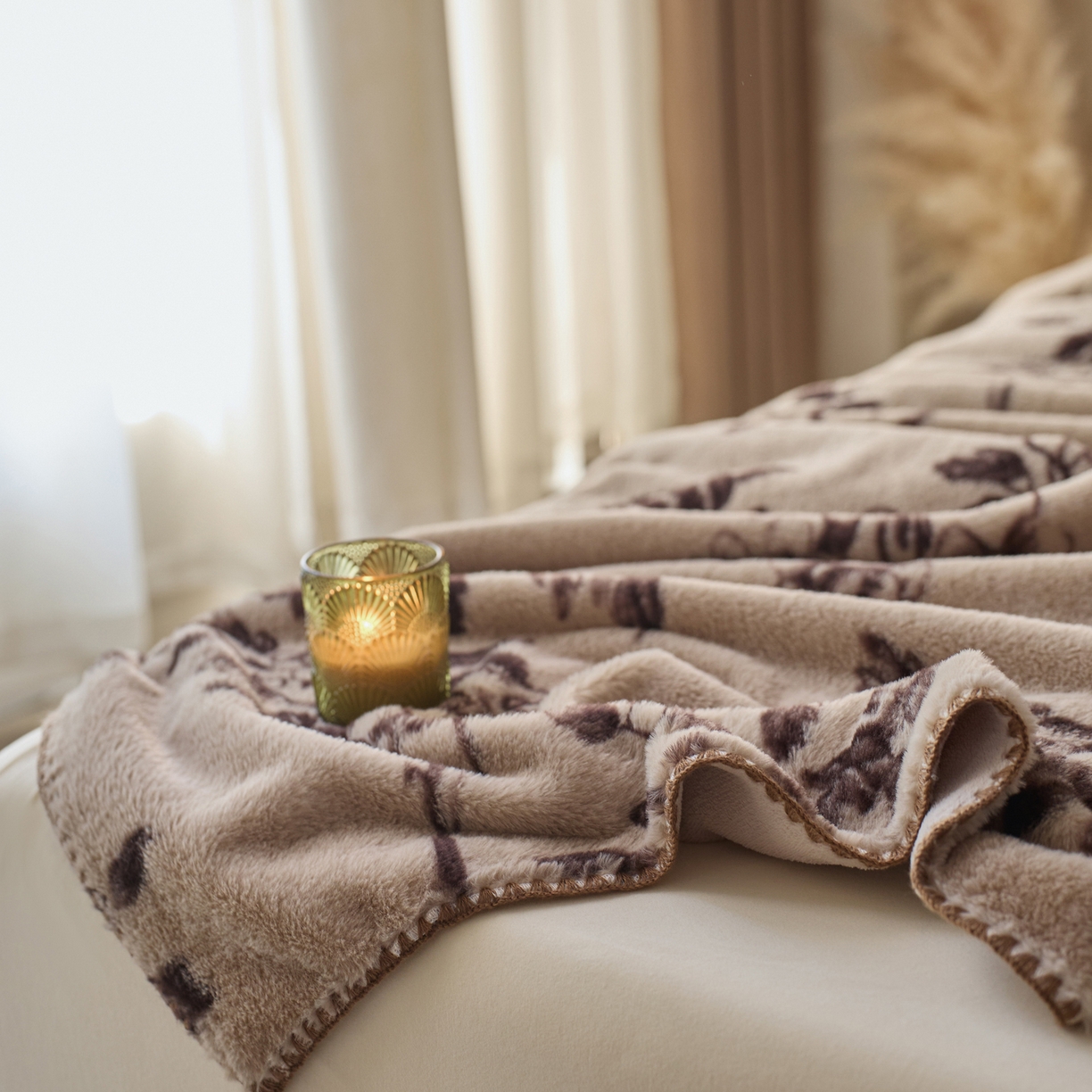 91家纺网 家纺一手货源 找家纺 宜代光年 2025新款小米貂印花复合绒毯毯子-系列一 绒毯-棕影绘花