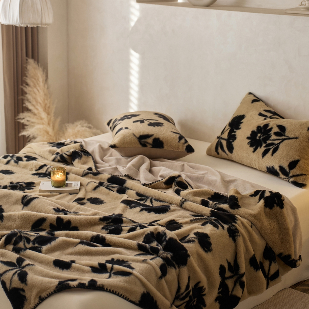 91家纺网 家纺一手货源 找家纺 宜代光年 2025新款小米貂印花复合绒毯毯子-系列一 绒毯-墨韵花影