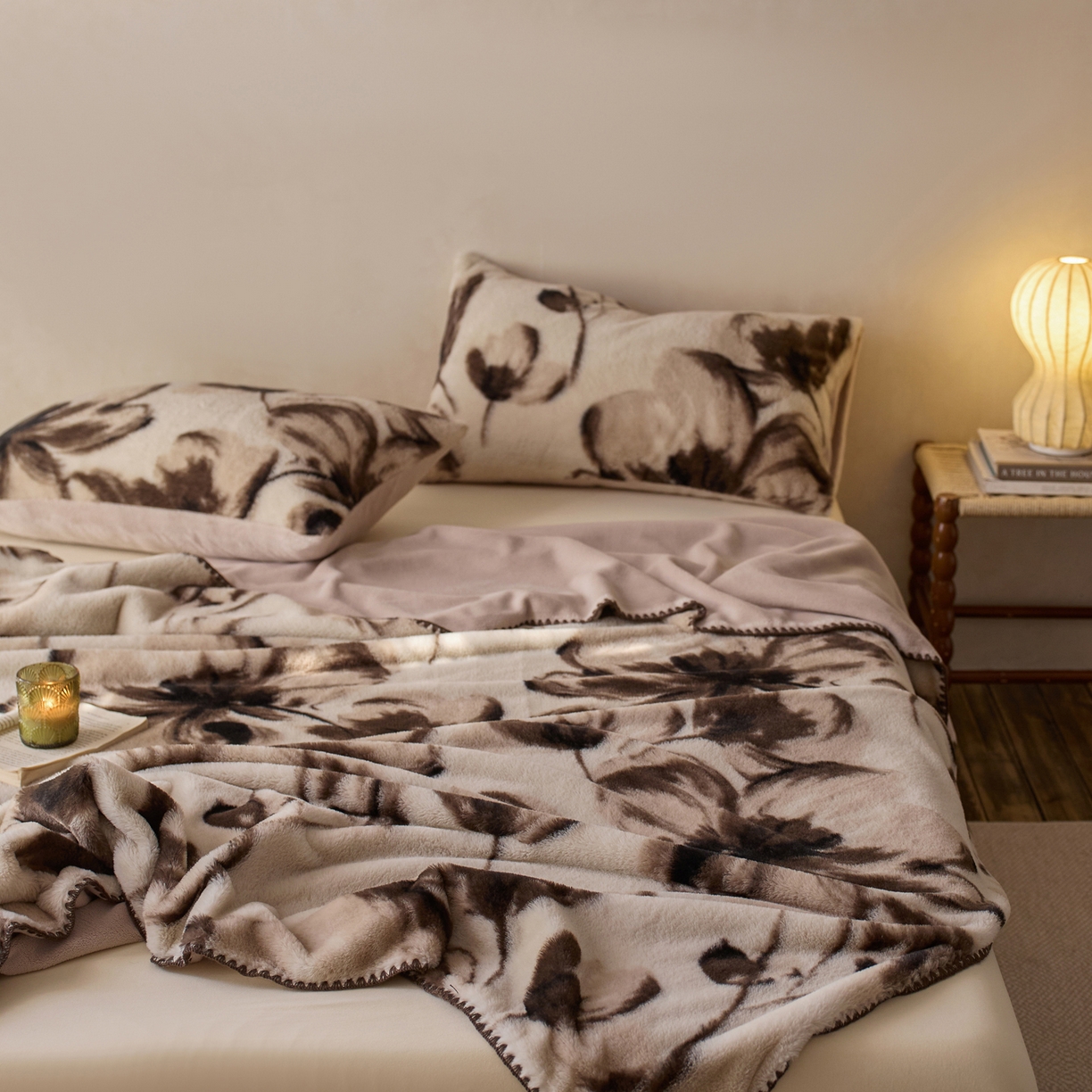 91家纺网 家纺一手货源 找家纺 宜代光年 2025新款小米貂印花复合绒毯毯子-系列一 绒毯-墨染花簇