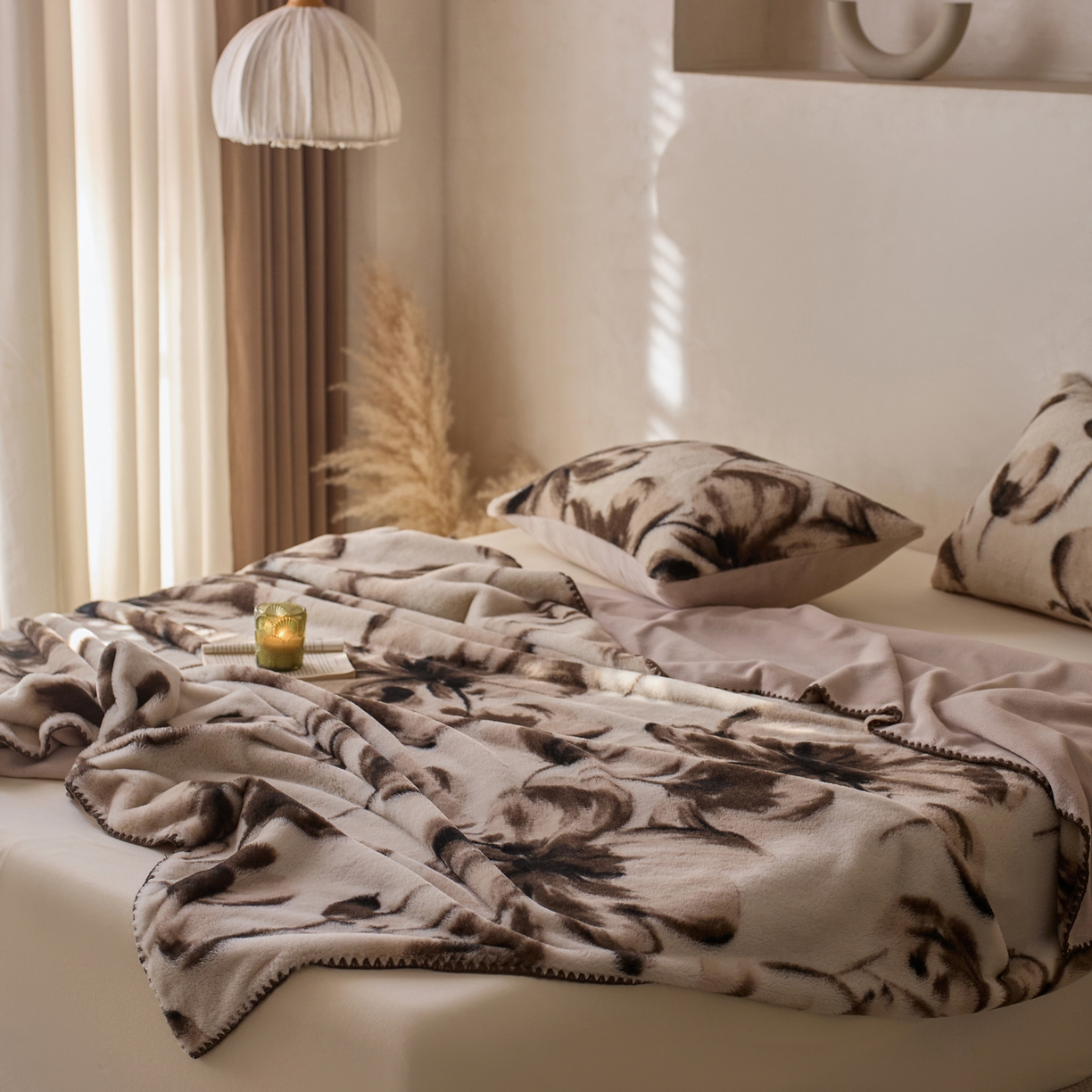 91家纺网 家纺一手货源 找家纺 宜代光年 2025新款小米貂印花复合绒毯毯子-系列一 绒毯-墨染花簇