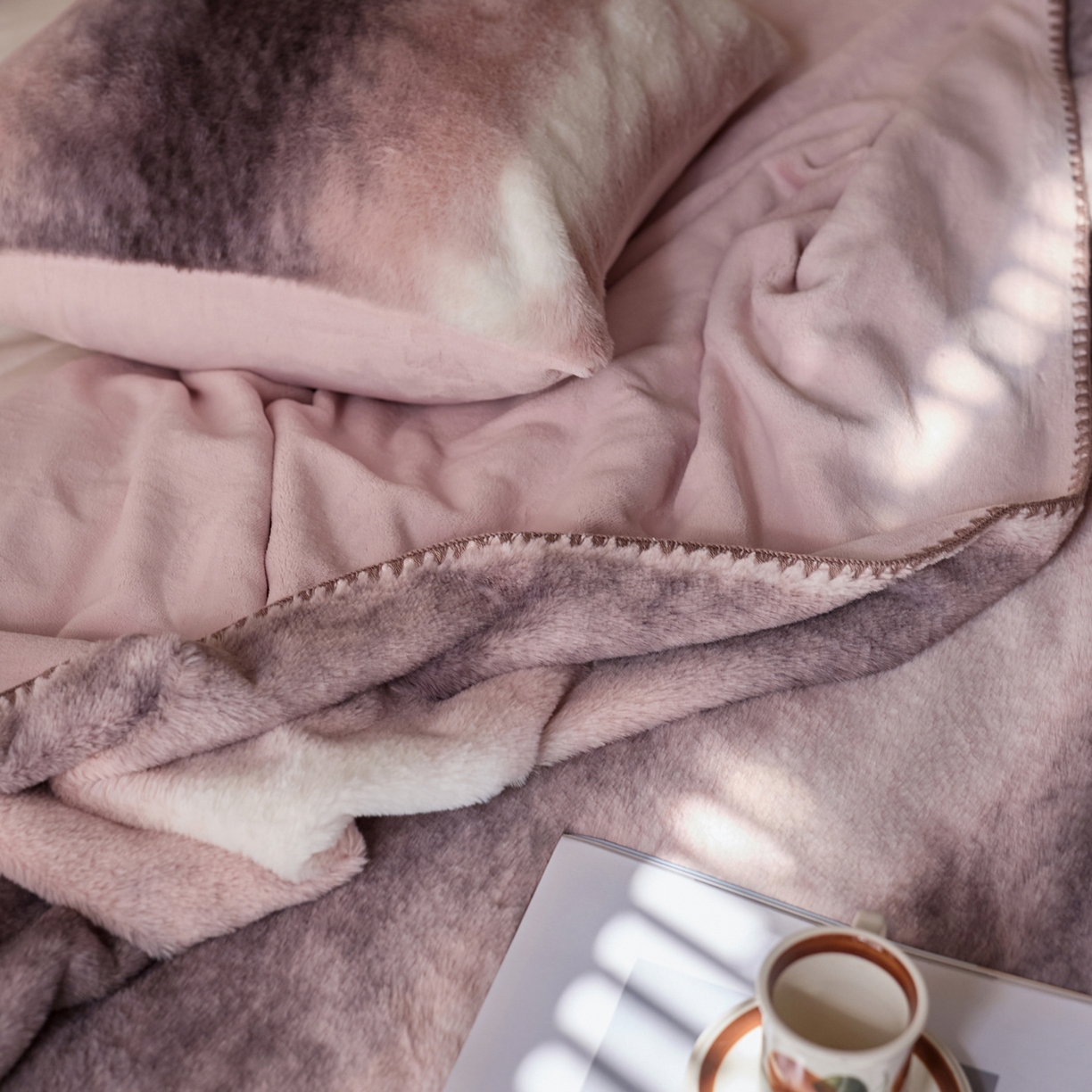 91家纺网 家纺一手货源 找家纺 宜代光年 2025新款小米貂印花复合绒毯毯子-系列一 绒毯-粉雾渐染