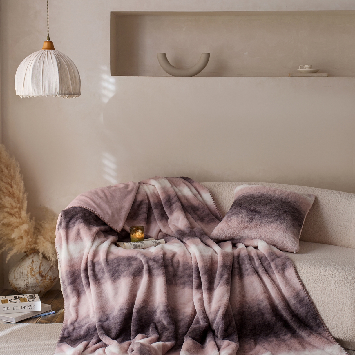 91家纺网 家纺一手货源 找家纺 宜代光年 2025新款小米貂印花复合绒毯毯子-系列一 绒毯-粉雾渐染