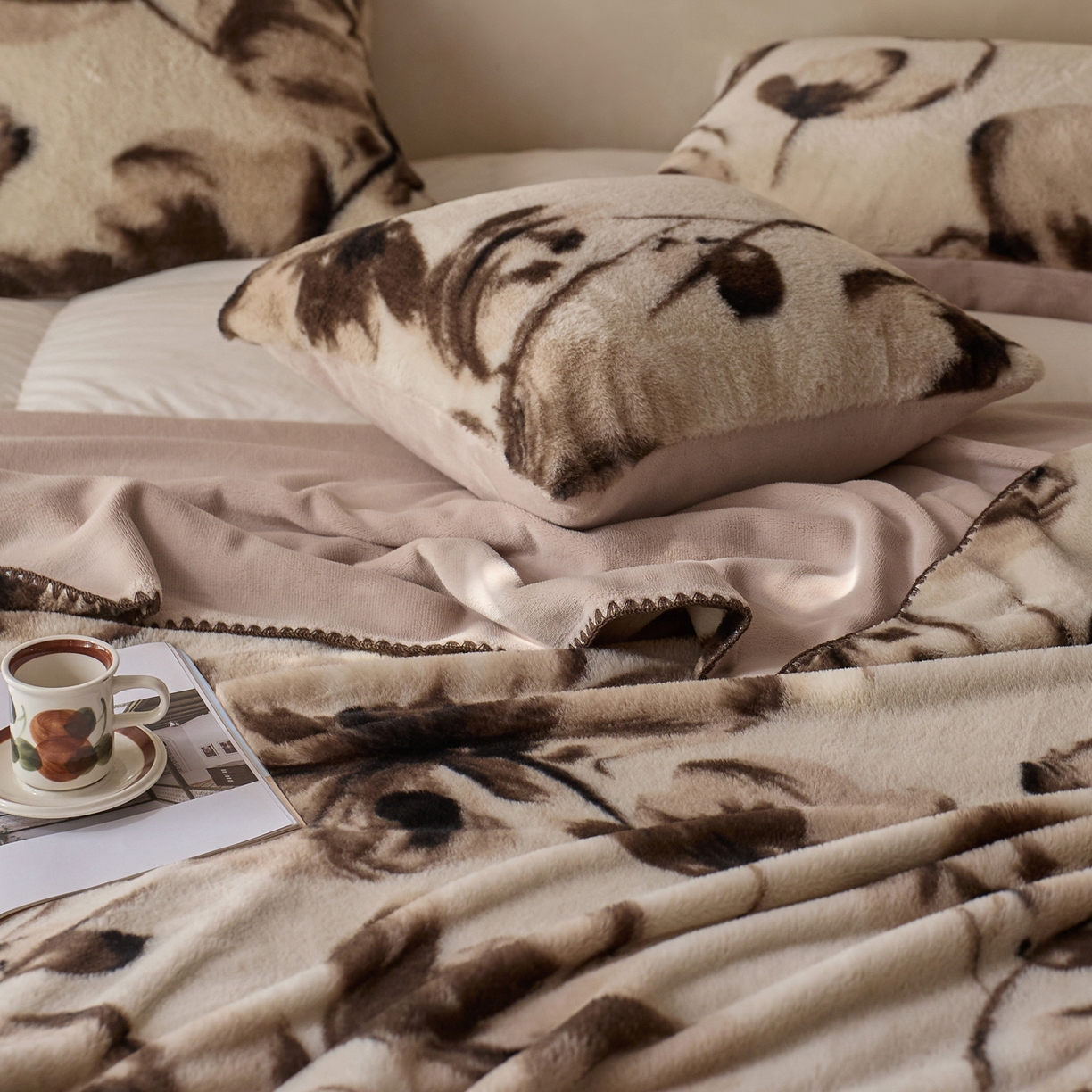 91家纺网 家纺一手货源 找家纺 宜代光年 2025新款小米貂印花复合绒毯毯子-系列一 绒毯-墨染花簇