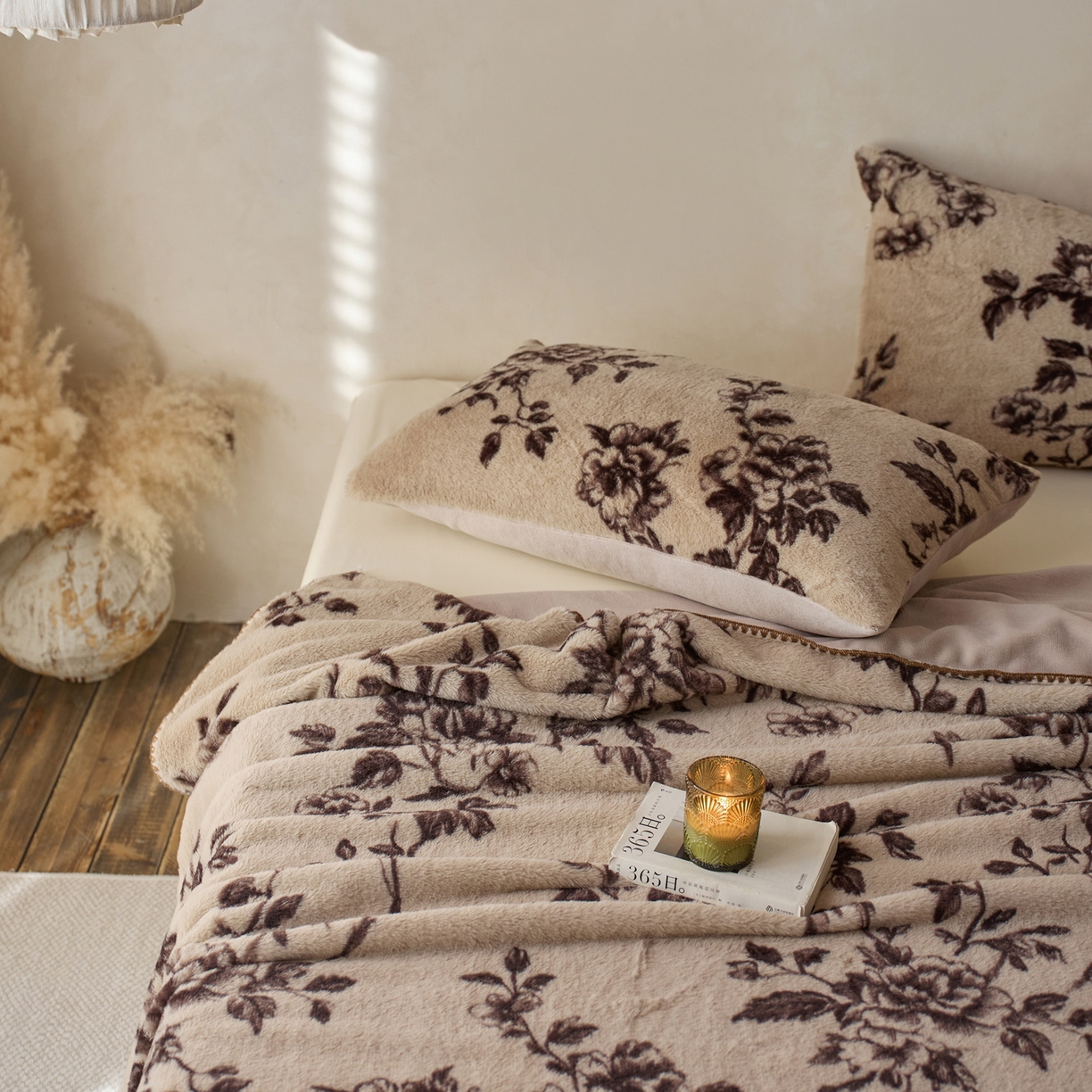 91家纺网 家纺一手货源 找家纺 宜代光年 2025新款小米貂印花复合绒毯毯子-系列一 绒毯-棕影绘花