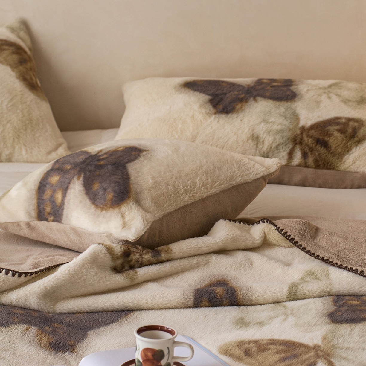 91家纺网 家纺一手货源 找家纺 宜代光年 2025新款小米貂印花复合绒毯毯子-系列一 绒毯-蝶语