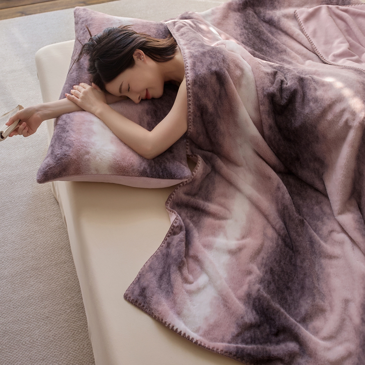 91家纺网 家纺一手货源 找家纺 宜代光年 2025新款小米貂印花复合绒毯毯子-系列一 绒毯-粉雾渐染