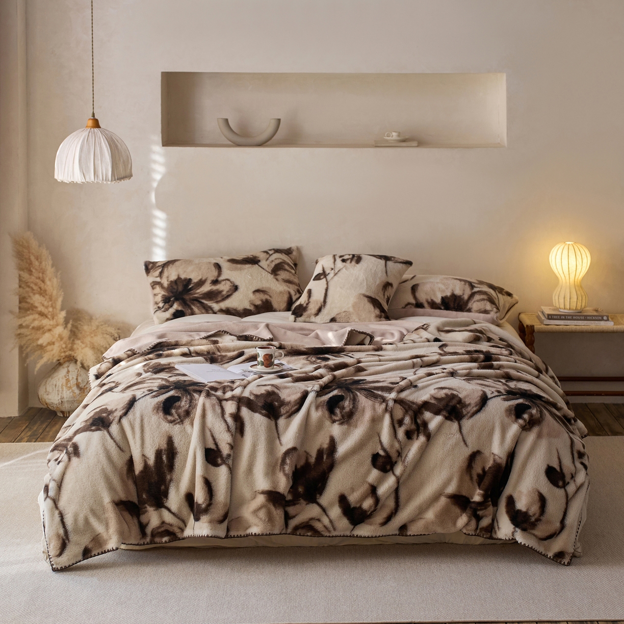 91家纺网 家纺一手货源 找家纺 宜代光年 2025新款小米貂印花复合绒毯毯子-系列一 绒毯-墨染花簇