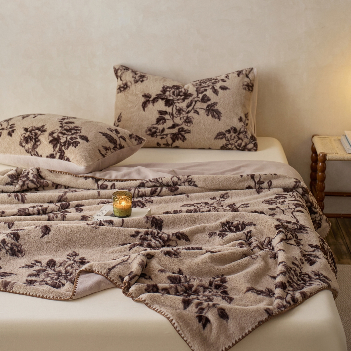 91家纺网 家纺一手货源 找家纺 宜代光年 2025新款小米貂印花复合绒毯毯子-系列一 绒毯-棕影绘花