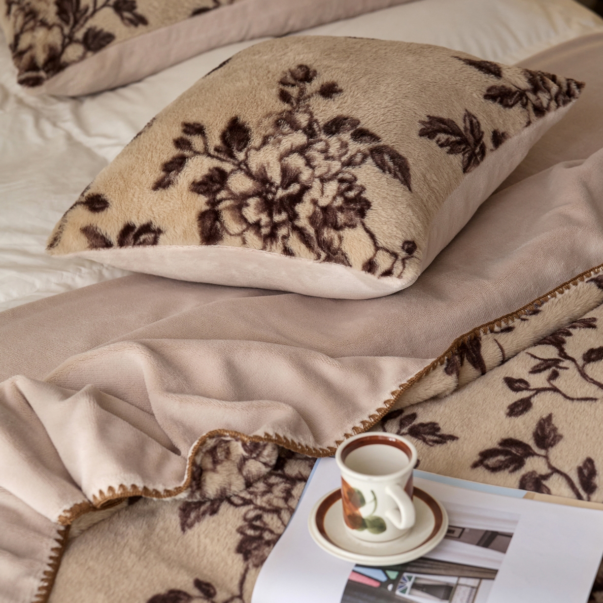 91家纺网 家纺一手货源 找家纺 宜代光年 2025新款小米貂印花复合绒毯毯子-系列一 绒毯-棕影绘花