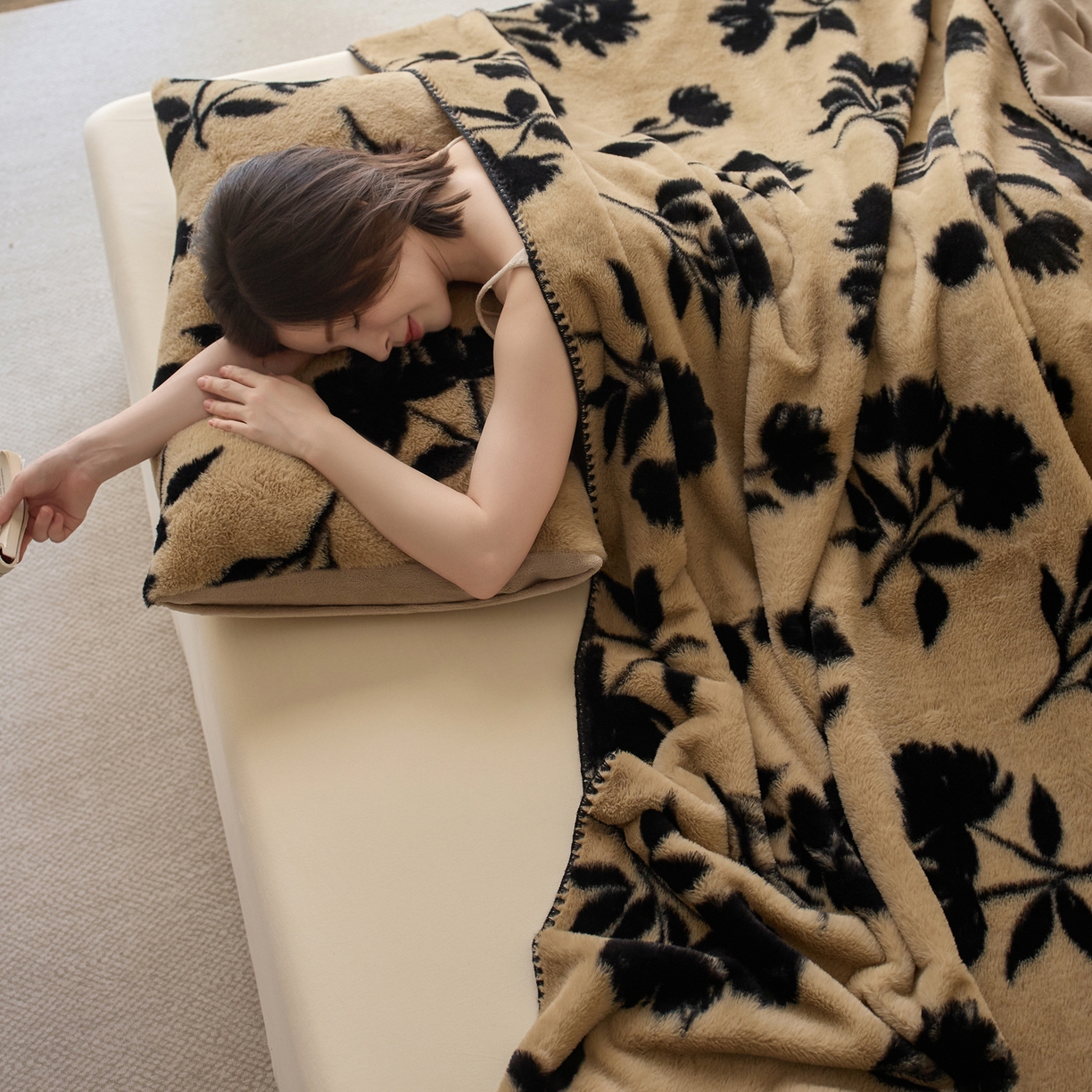 91家纺网 家纺一手货源 找家纺 宜代光年 2025新款小米貂印花复合绒毯毯子-系列一 绒毯-墨韵花影