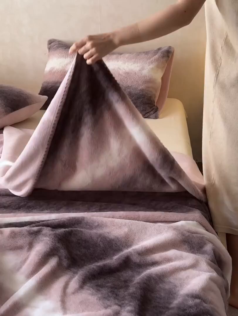 91家纺网 家纺一手货源 找家纺 宜代光年 2025新款小米貂印花复合绒毯毯子-系列一 绒毯-粉雾渐染