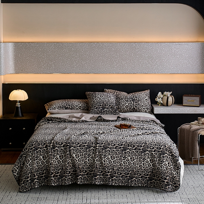 91家纺网 家纺一手货源 找家纺 宜代光年 2025新款小米貂印花复合绒毯毯子-系列二 绒毯（豹影-雅灰）