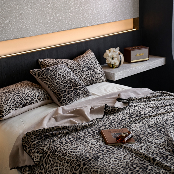 91家纺网 家纺一手货源 找家纺 宜代光年 2025新款小米貂印花复合绒毯毯子-系列二 绒毯（豹影-雅灰）