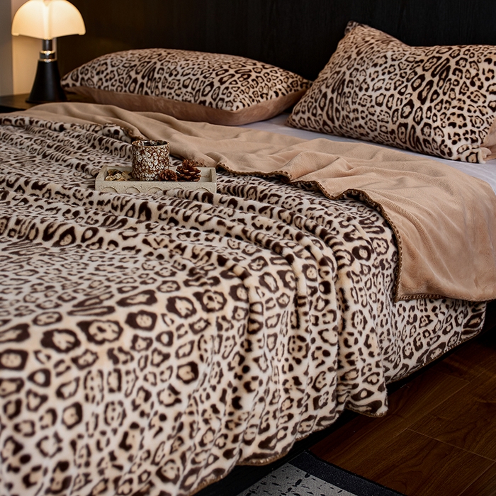 91家纺网 家纺一手货源 找家纺 宜代光年 2025新款小米貂印花复合绒毯毯子-系列二 绒毯（豹影-暖棕）