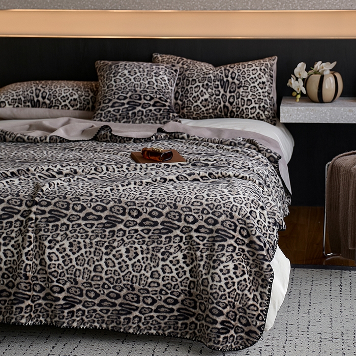 91家纺网 家纺一手货源 找家纺 宜代光年 2025新款小米貂印花复合绒毯毯子-系列二 绒毯（豹影-雅灰）