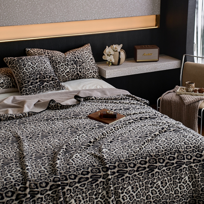 91家纺网 家纺一手货源 找家纺 宜代光年 2025新款小米貂印花复合绒毯毯子-系列二 绒毯（豹影-雅灰）