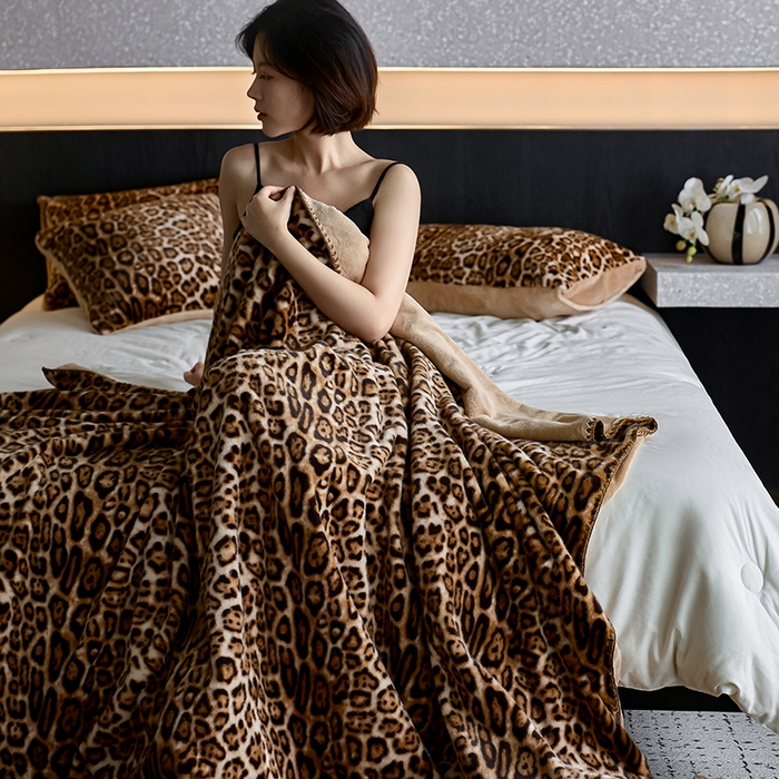 91家纺网 家纺一手货源 找家纺 宜代光年 2025新款小米貂印花复合绒毯毯子-系列二 绒毯（豹影-奢棕）