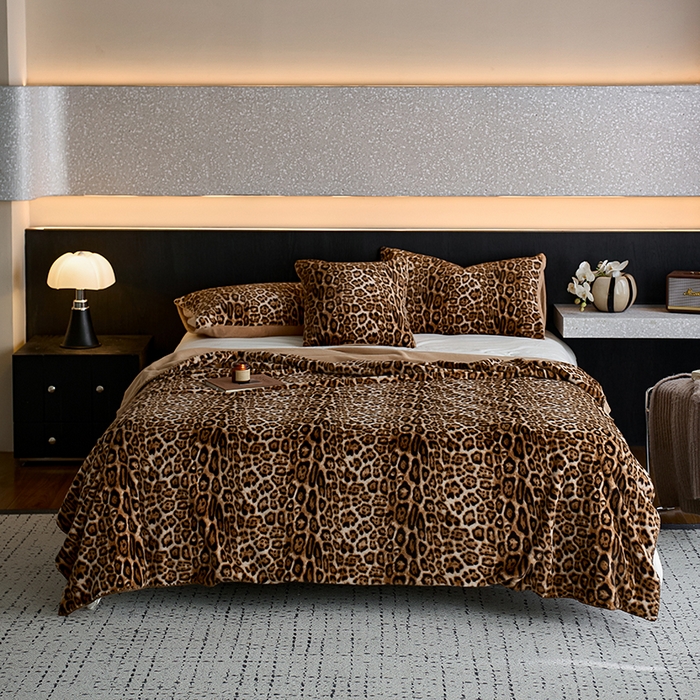 91家纺网 家纺一手货源 找家纺 宜代光年 2025新款小米貂印花复合绒毯毯子-系列二 绒毯（豹影-奢棕）