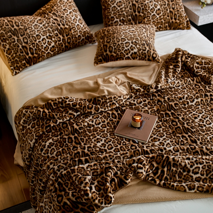 91家纺网 家纺一手货源 找家纺 宜代光年 2025新款小米貂印花复合绒毯毯子-系列二 绒毯（豹影-奢棕）