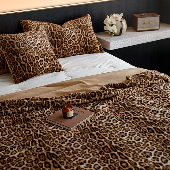 91家纺网 家纺一手货源 找家纺 宜代光年 2025新款小米貂印花复合绒毯毯子-系列二 绒毯（豹影-奢棕）